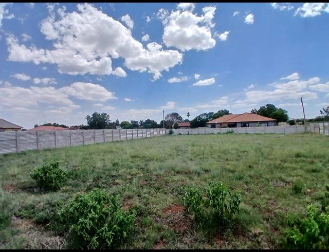 1,018M² VACANT LAND FOR SALE IN KOOKRUS